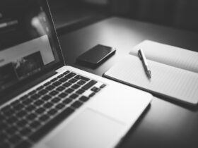 Minimalist daily journaling setup for a 1-minute daily log reflection habit.